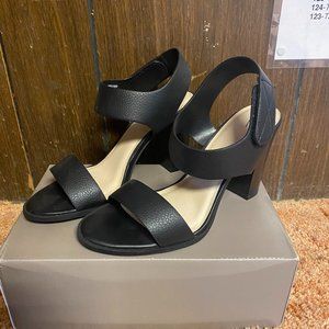 BRAND NEW Simply Vera Vera Wang Sandals